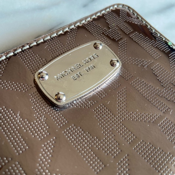 Micheal KORS metallic wallet monogram silver - Picture 9 of 9